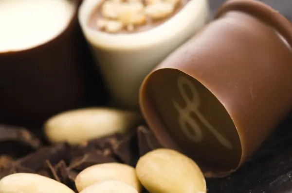 Chocolates com amêndoas doces — Fotografia de Stock