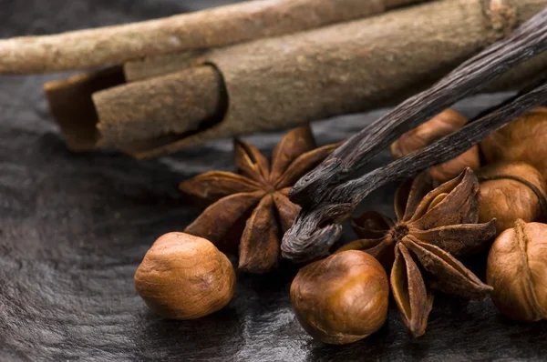 Aromatische kruiden met bruine suiker en noten — Stockfoto