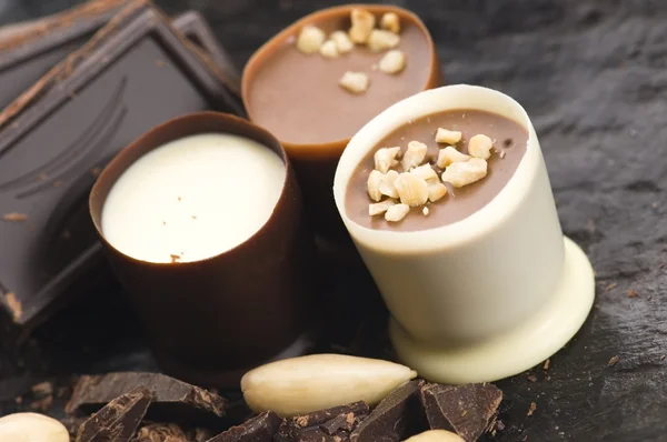 Čokoláda se sladkými mandlemi — Stock fotografie