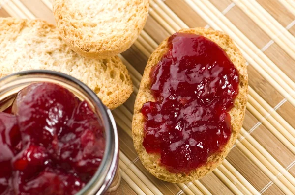 Breakfast of cherry jam on toast — Stock Photo, Image