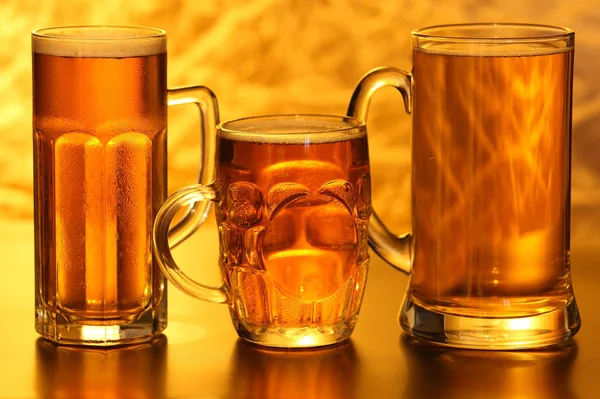 Kufle do piwa z piany na żółty — Zdjęcie stockowe