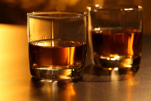 Kieliszek whisky i lodu na licznik brązowy pasek — Zdjęcie stockowe