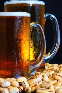 Bira bardağı masanın üstünde.