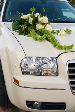 Beyaz güller ve bir limuzin