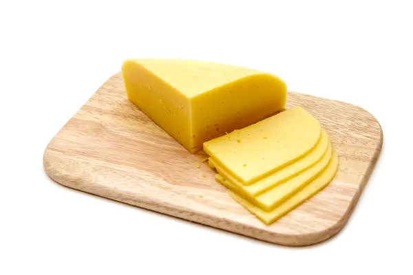 Bloco de queijo com pedaços de corte — Fotografia de Stock