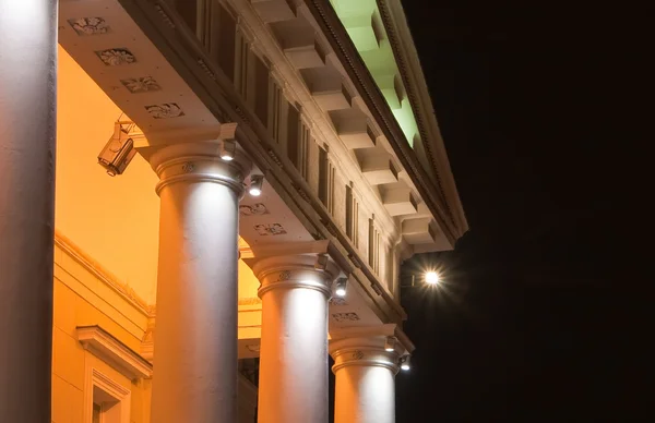 Beleuchtetes Gebäude mit Säulen — Stockfoto