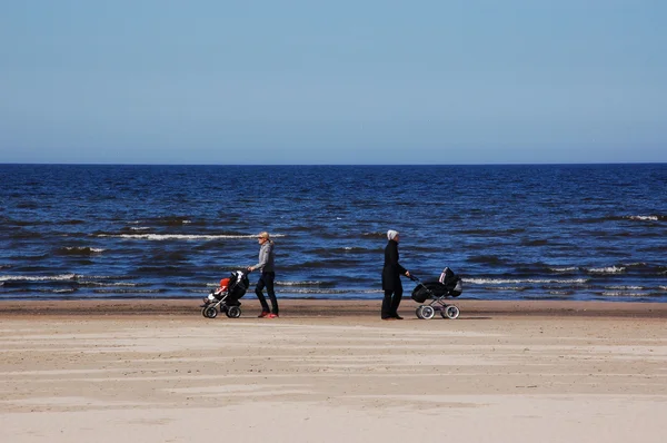Mães andando no mar — Fotografia de Stock