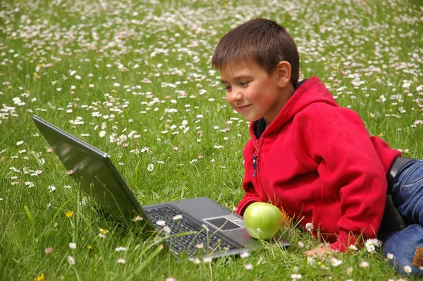 Мальчик и компьютер — стоковое фото