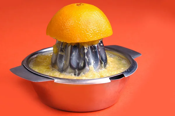 Экстрактор сока и апельсин — стоковое фото