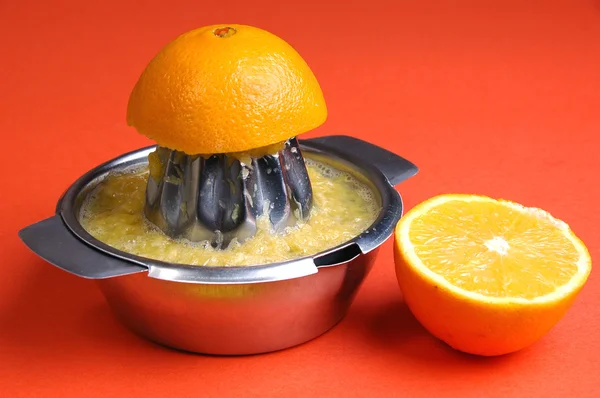 Экстрактор сока и апельсин — стоковое фото