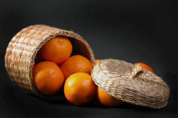 Scatola di vimini con mandarino — Foto Stock