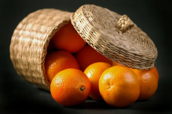 Scatola di vimini con mandarino — Foto Stock