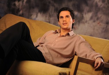 Genç adam düşünüyor.