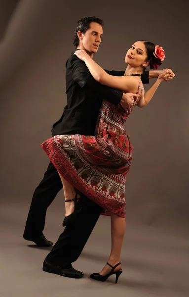 Pareja bailando un baile latino — Foto de Stock
