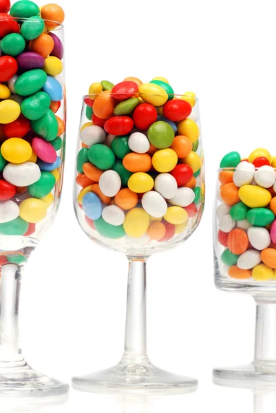 Цветные конфеты в стаканах — стоковое фото