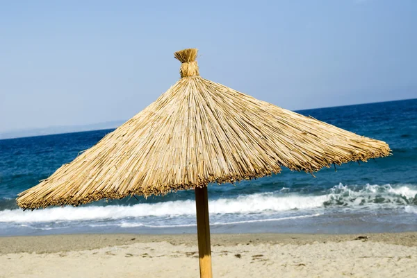 Stro parasol op het strand — Stockfoto