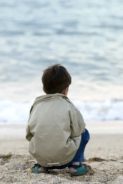 Самотня дитина на пляжі — стокове фото