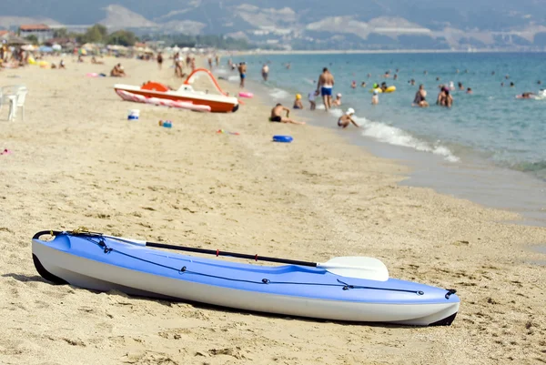 Blauwe kano op een mooi strand — Stockfoto