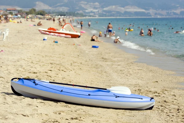 Niebieski kajak na pięknej plaży — Zdjęcie stockowe