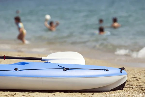 Blauwe kano op een mooi strand — Stockfoto