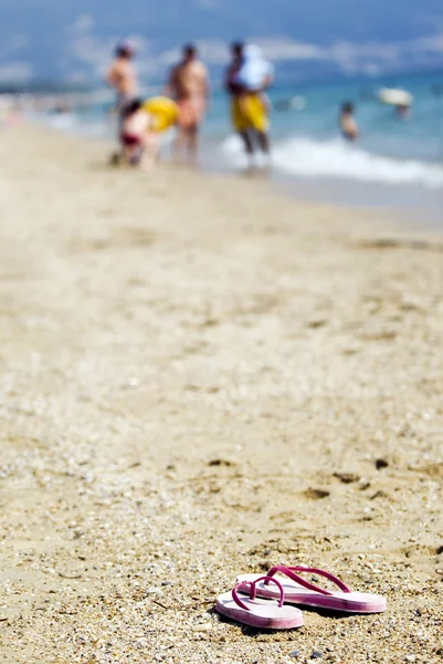 Сандалии на пляже — стоковое фото