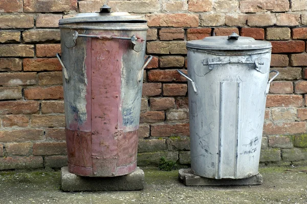 Duas latas de lixo velhas — Fotografia de Stock