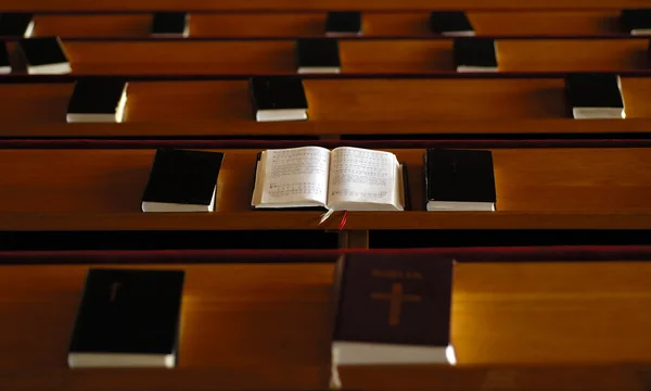 Відкрита Біблія в церкві — стокове фото
