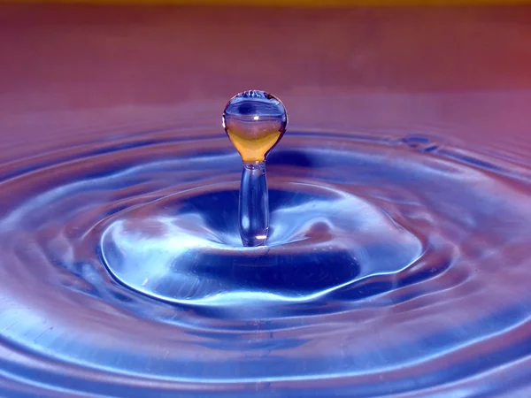 流れ落ちる水の滴 — ストック写真