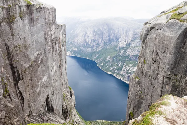 Kjerag montanha na Noruega Fotos De Bancos De Imagens