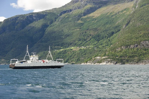 渡轮 bruravik brimnes eidfjorden — 图库照片