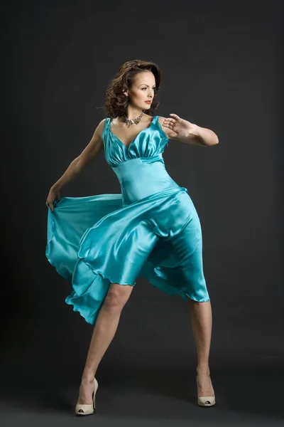 Het meisje in de turquoise jurk — Stockfoto