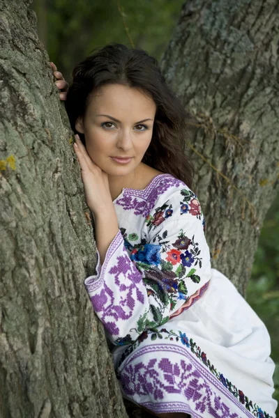Porträtt av vacker flicka nära trädet — Stockfoto