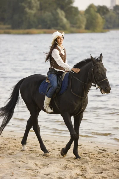 Mujer montar el caballo —  Fotos de Stock