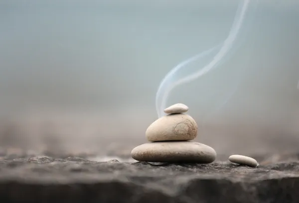 Zen πέτρες με καπνό — Φωτογραφία Αρχείου