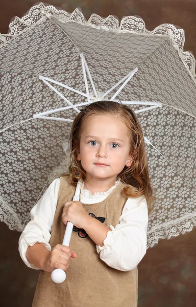 Beatifull meisje met witte paraplu — Stockfoto