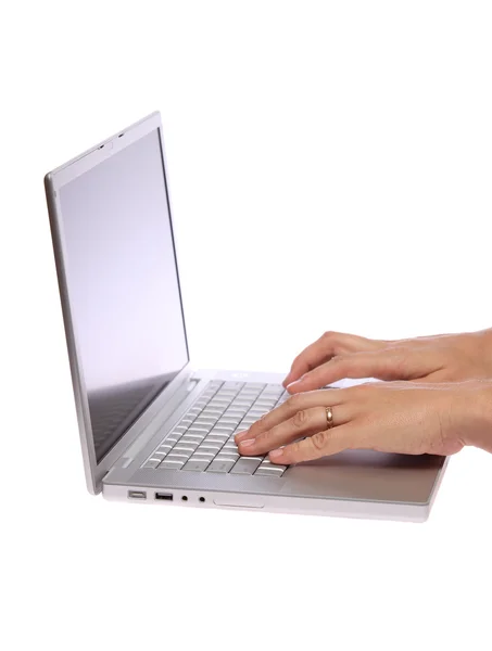 Kvinnlig hand skriva på laptop — Stockfoto