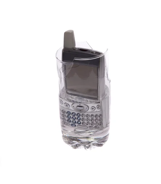 水と携帯電話でひびの入ったガラス — ストック写真