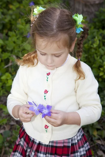 Jong meisje met bloemen — Stockfoto