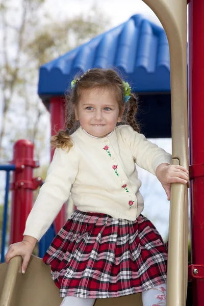 Šťastná dívka v parku — Stock fotografie