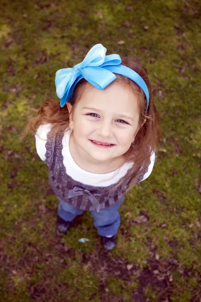 Porträt eines kleinen Mädchens im Gras — Stockfoto