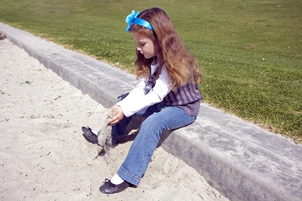 Mladá dívka v parku — Stock fotografie