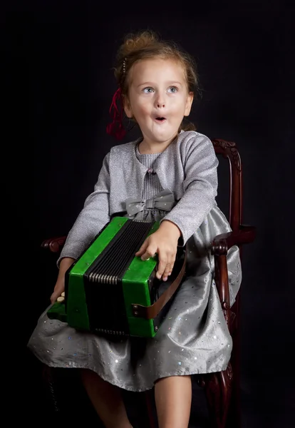 Jong meisje met accordeon — Stockfoto