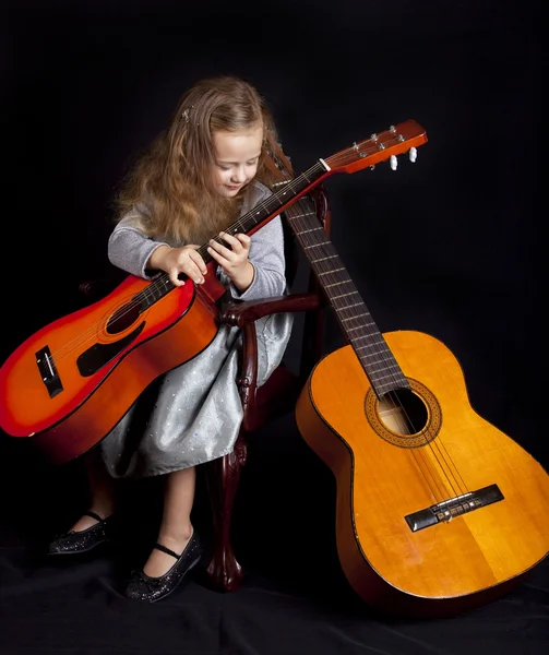 Ung flicka med gitarrer — Stockfoto