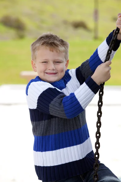 Mladý chlapec v parku — Stock fotografie