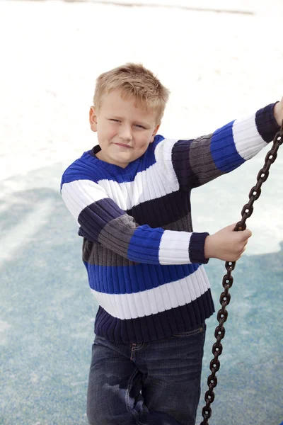 Молодий хлопчик в парку — стокове фото