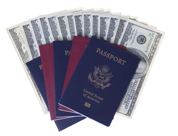 Pasaportes y pila de dinero estadounidense — Foto de Stock