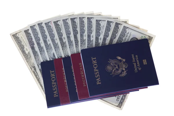 Паспорта и пачки американских денег — стоковое фото