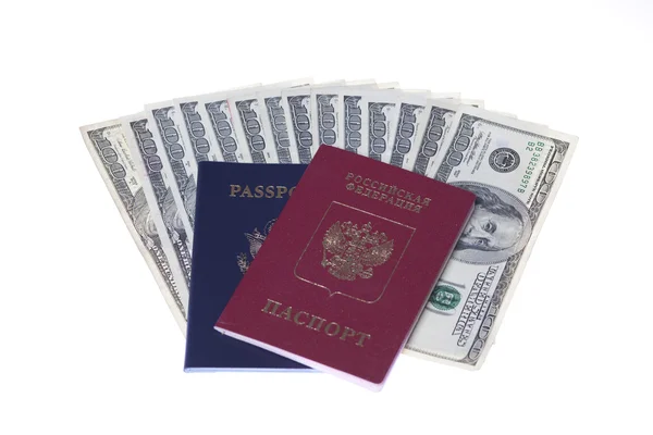 Passaportes e pilha de dinheiro dos EUA — Fotografia de Stock