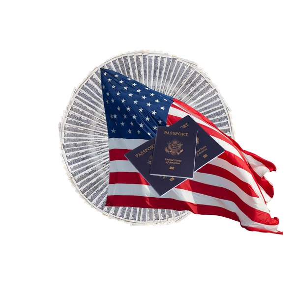 Dinero estadounidense con pasaportes estadounidenses y bandera estadounidense — Foto de Stock