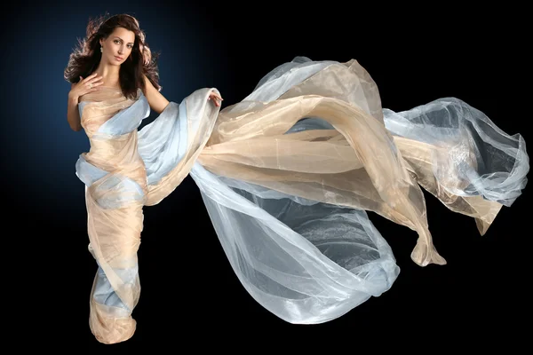Mulher bonita envolto em tecido de seda — Fotografia de Stock